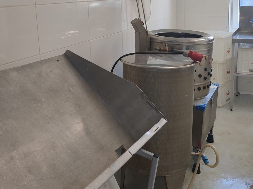 Przyrządy ubojowe w czystym pomieszczeniu przystosowanym do uboju w gospodarstwie